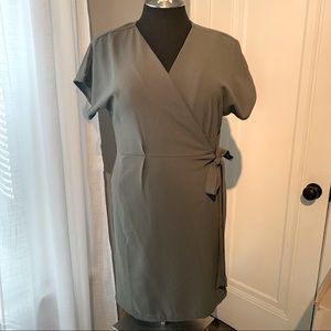 Short Sleeve Wrap Dress - L - EUC